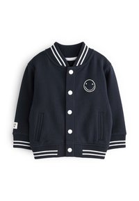 Chaqueta varsity de color azul marino en material suave, con botones blancos, cuello y puños acanalados a rayas, y un detalle de cara sonriente bordado.