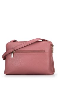 Borsa a tracolla in pelle rosa con finitura texture, dotata di una tasca frontale con zip e una tracolla regolabile. Forma rettangolare compatta.