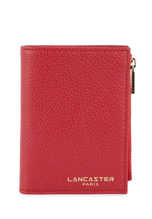 Portefeuille en cuir rouge texturé avec logo doré Lancaster Paris et fermeture éclair sur le côté droit.