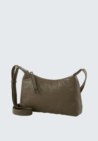 Olivengrüne Leder Tasche mit strukturiertem Oberflächen, runder Form, verstellbarem Riemen und einem dezenten Logo auf der Vorderseite.