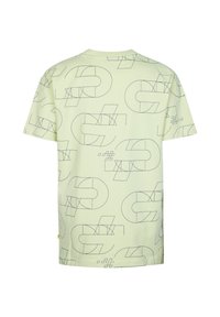 Lichtgroene katoenen t-shirt met geometrische patronen in donkerblauw, korte mouwen, ronde hals en een klein geel accentlabel aan de onderrand.
