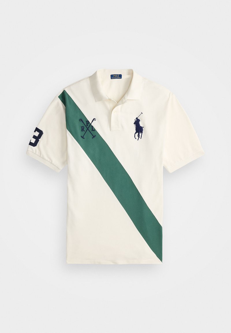 Polo tričko v krémovej farbe s diagonálnym zeleným prúžkom, zdobené námorníckym vyšívaním polohrača, logom "P" a číslom "3" na rukáve.