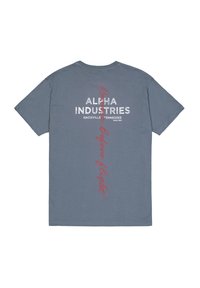 Camiseta de algodón gris con cuello redondo. Presenta el texto frontal "ALPHA INDUSTRIES" en blanco, con el texto rojo "RELEASE BEFORE FLIGHT" verticalmente.