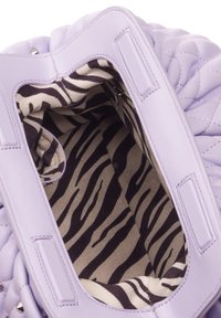 Borsa a tracolla lilac trapuntata con esterno e interno lisci, caratterizzati da un motivo a strisce zebrate beige e nere. Include accessori in metallo resistenti.