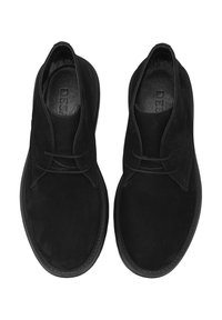 Schwarze Wildleder-Stiefeletten mit glatter Oberfläche, runder Zehenpartie und Schnürdesign. Die Sohle weist ein dezentes, strukturiertes Muster für besseren Halt auf.