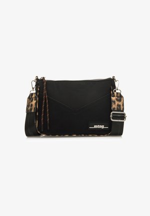 Borsa nera con tracolla a motivo ghepardo. Presenta una chiusura con cerniera, tessuto testurizzato e un logo impresso. I dettagli includono frange decorative.