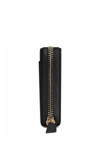 Cartera de cuero negra con un zipper en tono dorado a lo largo de un lado y un acabado texturizado. Compacta, con una forma rectangular delgada.