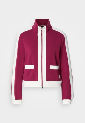 Ζακέτα με φερμουάρ σε βουργουνδί χρ ώμα, με λευκές ρίγες στο πλάι, ψηλό γιακά, δύο μπροστινές τσέπες και πλεκτά τελειώματα στα μανίκια. Μαλακό ύφασμα με λεία υφή.