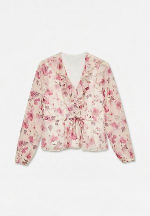 Blouse fleurie rose clair avec manches longues, encolure en V volantée et ceinture à la taille sur fond blanc.