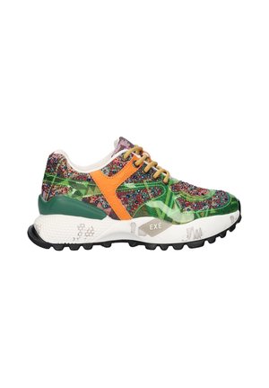 Zapatilla multicolor con detalles en verde, rojo y naranja, cordones beige, suela blanca texturizada y logo "EXÉ" en el lateral.