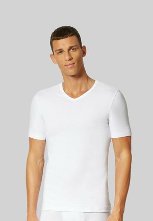 T-shirt blanche à col en V à manches courtes en tissu lisse. Coupe ajustée avec un design simple, sans motifs ni graphiques visibles.