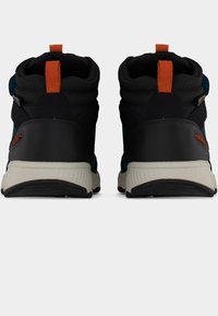 Αθλητικά παπούτσια μεσαίου ύψους σε μαύρο και τιρκουάζ χρώμα, με υφή στην επιφάνεια, πορτοκαλί θηλιά και κρεμ σόλα από καουτσούκ με πατενταρισμένο π έλμα.