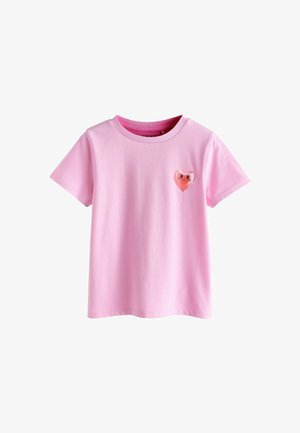 Rosa Kurzarm-T-Shirt aus Baumwolle mit einem kleinen, bunten Herzmotiv auf der linken Brustseite. Klassischer Rundhalsausschnitt.
