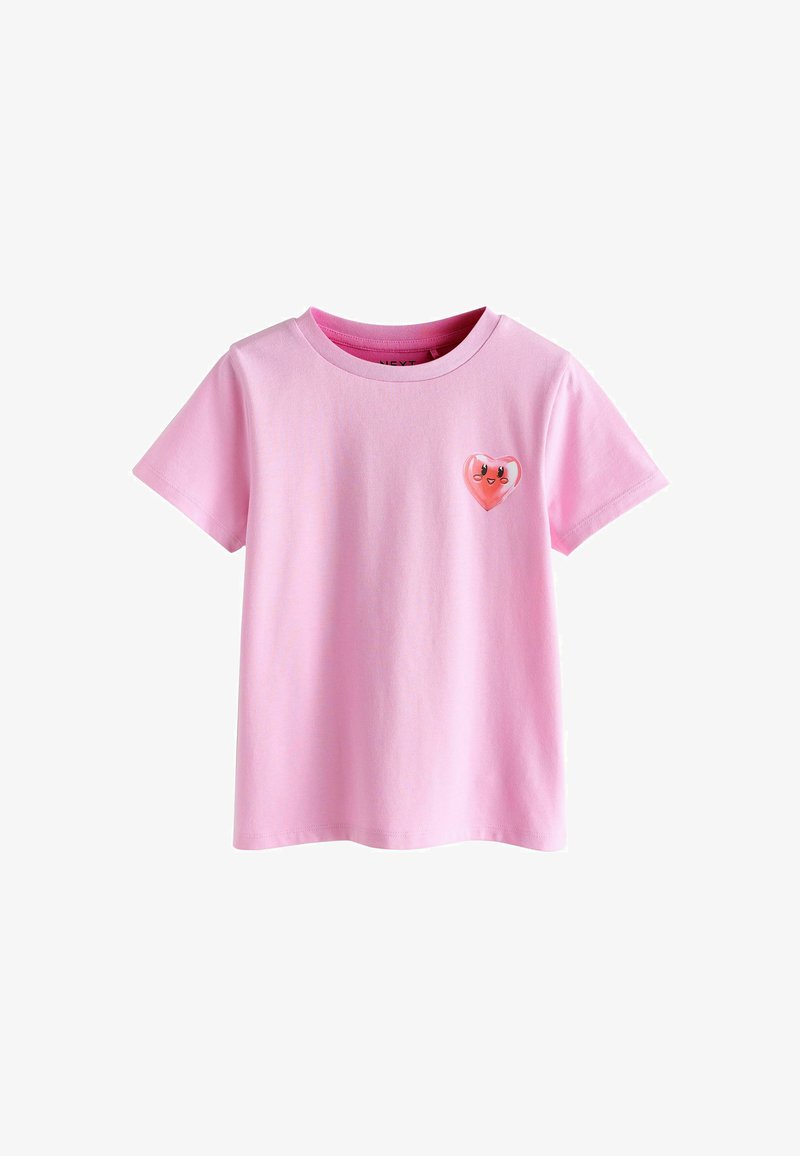 Camiseta rosa de manga corta hecha de algodón, con un pequeño gráfico de corazón colorido en el área del pecho izquierdo. Diseño clásico de cuello redondo.