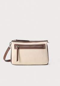 Borsa in canvas beige con dettagli in pelle marrone scuro, due tasche con zip e tracolla regolabile. Presenta una superficie testurizzata e dettagli di cucitura.