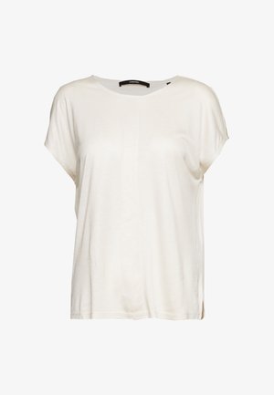 Lichtgewicht, kortgebreid wit topje met een losse pasvorm, licht rond de hals en zijsplitten voor gemak in beweging. Zachte textuur.