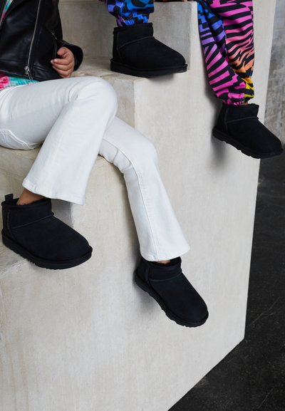CLASSIC ULTRA MINI UNISEX - Bottines - black