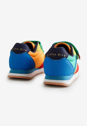 Scarpe per bambini multicolori che presentano un mix di blu, arancione, verde e rosso in un materiale sintetico liscio con una suola bianca. Accentate da una chiusura a strappo.
