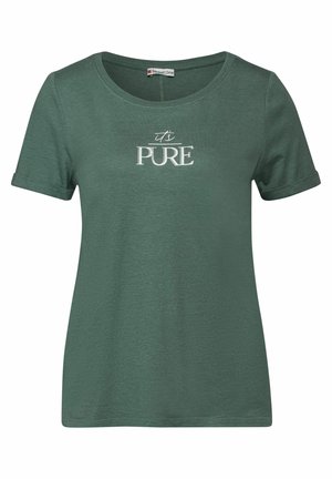 Camiseta verde de mujer de manga corta con puños doblados y texto blanco "it's PURE" en el pecho, con escote redondo y etiqueta de Street One.