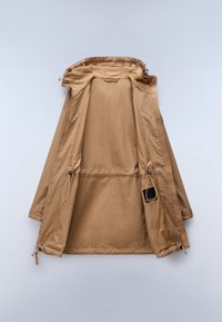 Veste imperméable beige, en nylon, à l'avant ouvert, capuche avec cordon de serrage, poches latérales, poche intérieure avec détails noirs, texture lisse, manches longues.