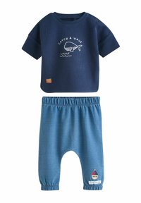 Chemise à manches courtes marine avec broderie de baleine "Attrape une vague" et pantalon bleu denim avec taille élastique et patch de voilier.