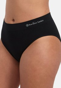 Hoge taille zwarte bamboe slipjes met een zachte textuur, voorzien van een eenvoudige tailleband met het "Bamboo basics" logo in lichtgrijs.