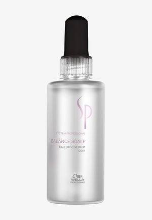 Klare, milchig-weiße Flasche mit schwarzem Tropfverschluss, beschriftet mit "System Professional Balance Scalp Energy Serum" von Wella Professionals.
