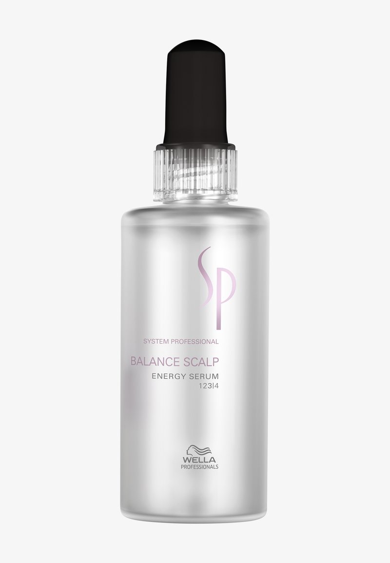 Bottiglia trasparente opacizzata con tappo contagocce nero etichettata "System Professional Balance Scalp Energy Serum" di Wella Professionals.