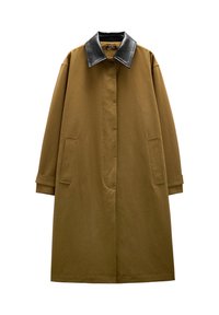 Brązowy bawełniany płaszcz z czarnym skórzanym kołnierzem, zapięcie na guziki, długie rękawy i dwie boczne kieszenie. Gładka faktura i prosty krój.