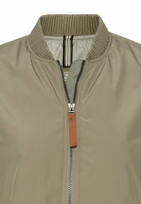 Lichtbeige bomberjack met een geribbelde kraag, een rits met een leren lipje en contrasterende gestreepte voering in de nek.