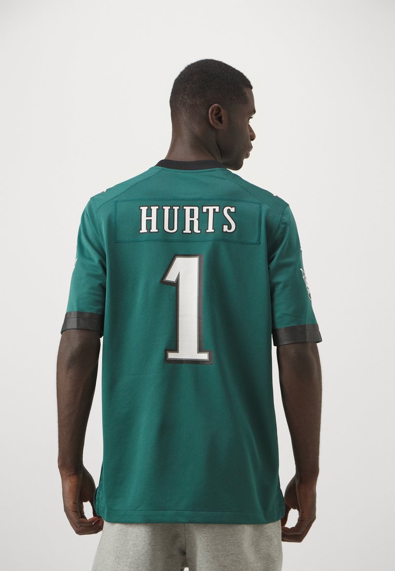 Grøn sportsjersey med korte ærmer, der har navnet "HURTS" og nummeret "1" på ryggen. Sort kant ved ærmerne. Glat stofstruktur.