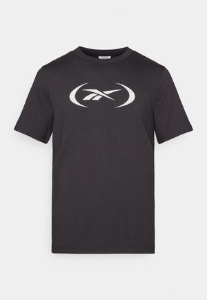 Melnas kokvilnas T-krekls ar īsām piedurknēm, ar lielu balto logotipu centrā. Klasisks apaļas kakla dizains ar gludu tekstūru.