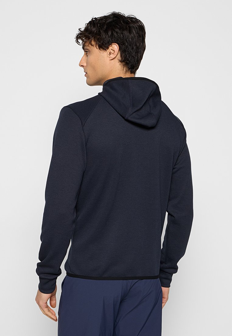 Felpa con cappuccio blu marina realizzata in tessuto morbido, con maniche lunghe e vestibilità comoda. Le cuciture rinforzate sulle spalle aumentano la durata.