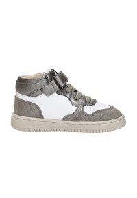 Hoge sneakers met een witte en metallic zilveren leren buitenkant, getextureerde grijze accenten en een lichte zool. Inclusief verstelbare band en veters.