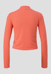 Ilgi piedurkņu krekls koralā oranžā krāsā ar teksturētu rakstu. Iespējas augsts kakls un pieguļošs dizains, gluda auduma apdare.