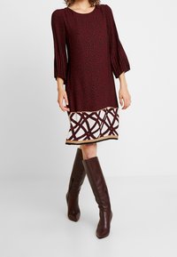 s.Oliver BLACK LABEL Vapaa-ajan mekko - red