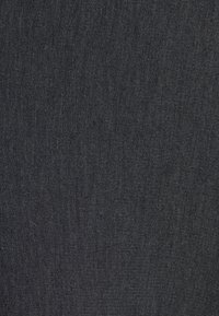 Tessuto grigio scuro con una trama fine e liscia e un motivo intrecciato sottile. Adatto per abbigliamento o tappezzeria.