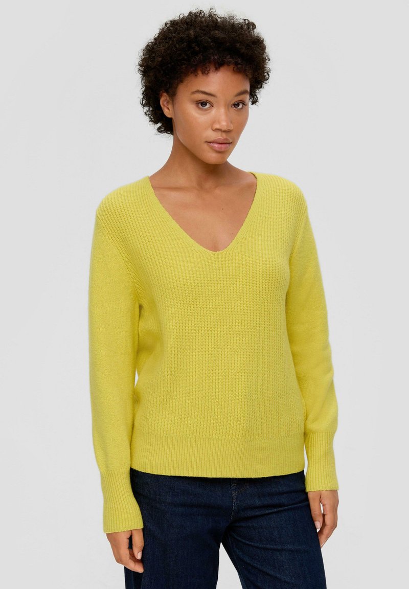 Geel, geribbeld sweater met een V-hals en lange mouwen. Gemaakt van zacht materiaal, met een fitted zoom en een ontspannen silhouet.