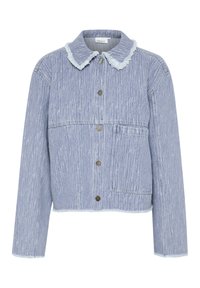 Giacca in denim azzurro chiaro con una finitura testurizzata, colletto sfilacciato, bottoni a pressione in metallo, design cropped e una tasca applicata sul davanti.