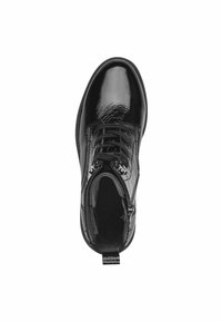 Bottines noires en cuir verni avec bout arrondi ; dotées de lacets à l'avant, de fermetures éclair sur les côtés et d'une doublure intérieure texturée.