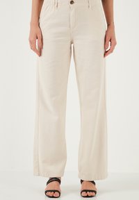 REGULAR FIT - Pantaloni - stone
