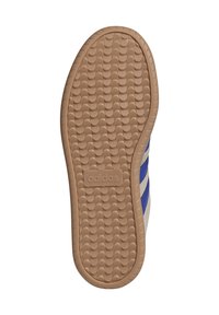 Suola in gomma con un motivo testurizzato, di colore beige. Include tre strisce blu lungo il lato. Logo "adidas" impresso sul tallone.