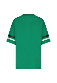 Groene t-shirt met korte mouwen en een ronde hals, met zwart-witte strepen op de mouwen en een gestructureerde stof. Achteraanzicht gepresenteerd.