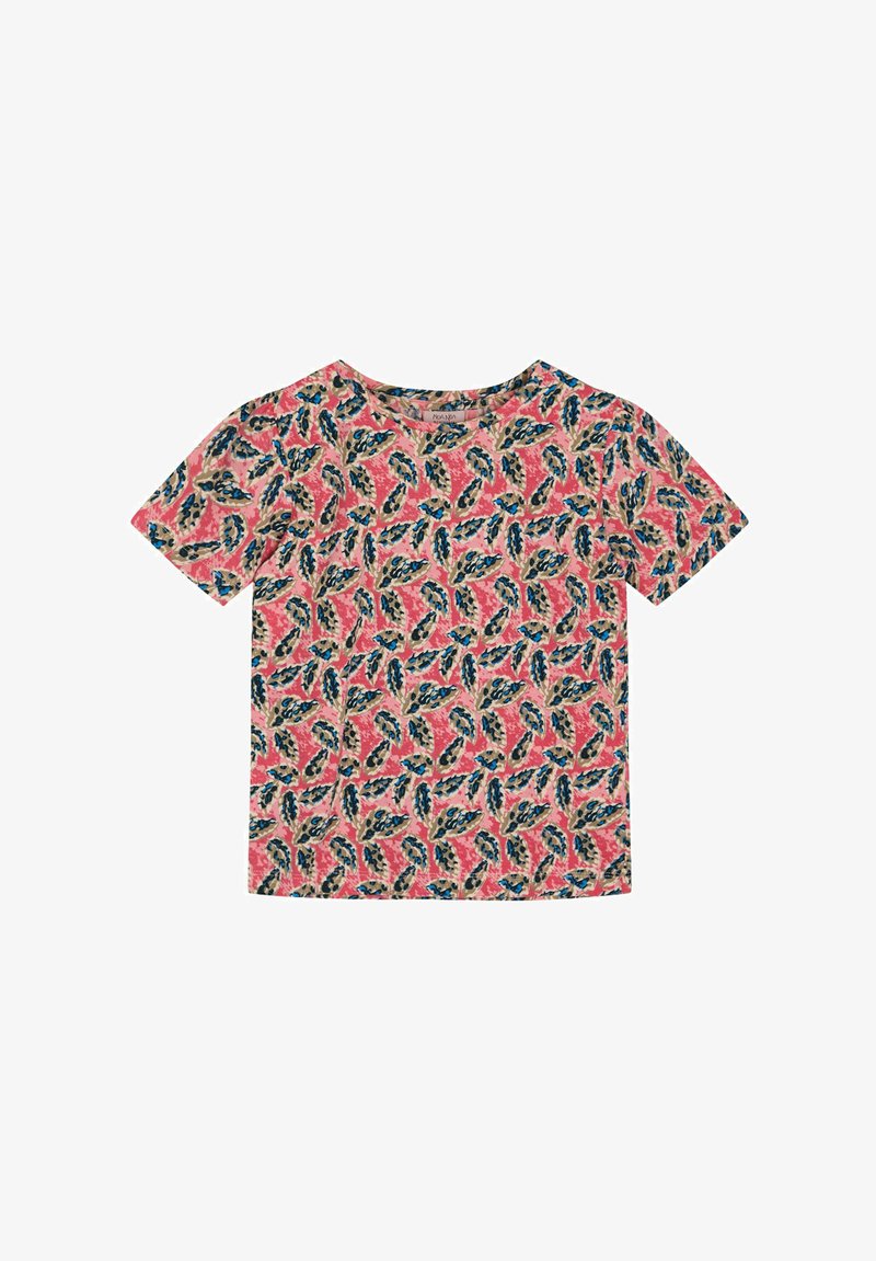 Korte mouwen, ronde hals T-shirt met een levendige roze stof en een herhalend bladerenpatroon in blauw, groen en beige tinten.