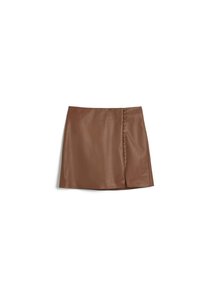 Mini jupe en cuir marron avec une fente frontale et des accents de boutons décoratifs sur le côté. Texture lisse avec une coupe ajustée.