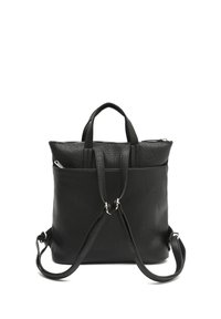 Mochila negra de cuero sintético con acabado texturizado, doble asa superior, correas de hombro ajustables y un compartimento principal con cremallera.