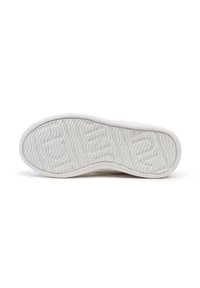 Suela de goma blanca para zapatillas con un patrón de relieve que presenta líneas en zigzag y círculos, diseño plano y detalles de borde sin costuras.