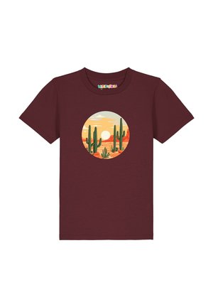 Bordeauxrode T-shirt met korte mouwen met een woestijnzonsondergangscène met hoge groene cactussen en rode rotsformaties in een cirkelvormig ontwerp op de borst.