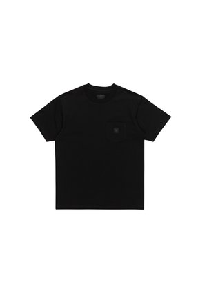 Camiseta negra de algodón, con cuello redondo y mangas cortas. Incluye un pequeño bolsillo en el lado izquierdo del pecho.