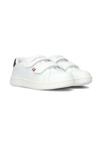 Baskets blanches avec un dessus synthétique lisse, des sangles Velcro ajustables, des perforations subtiles et un accent bleu marine sur le talon.